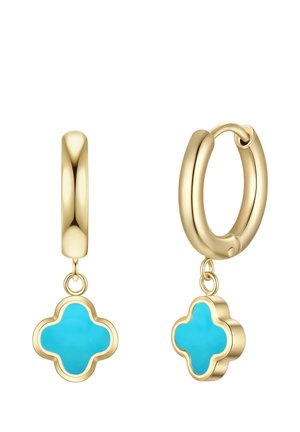 Goldene Creolen mit jeweils einem hängenden türkisfarbenen Anhänger in Form eines vierblättrigen Kleeblatts, glatte polierte Oberfläche, ein Ohrring von der Seite und einer von vorne gezeigt.