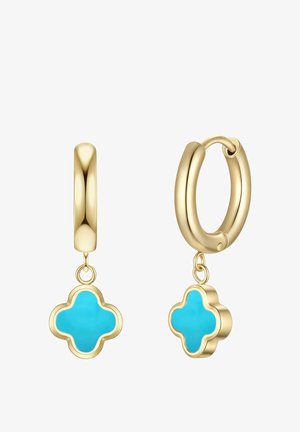 Zlaté kruhové náušnice, každá so zaveseným príveskom v tvare tyrkysového štvorlístka, hladký a leštený povrch, jedna náušnica zobrazená z boku a druhá spredu.