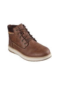 Botas marrones impermeables de corte medio con cordones, parte superior de cuero texturizado, suela clara en contraste y detalles de costura sutiles.