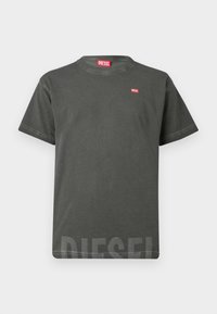 T-shirt Diesel gris foncé à manches courtes avec un petit logo rouge sur la poitrine et un plus grand logo Diesel décoloré près de l'ourlet inférieur.