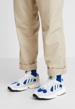 adidas Originals YUNG-1 - Sneakers basse - footwear white/gloe green/collegiate royal