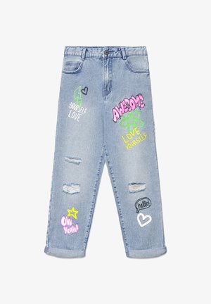 Jeans in denim azzurro chiaro con vestibilità comoda, caratterizzati da effetto usurato, toppe colorate con scritte e disegni, e orlo risvoltato.