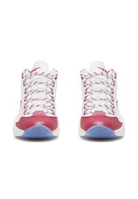 Vysoké športové tenisky s bielou sieťovinou a červenými koženými detailmi, majú gumovú podrážku. Červené a biele šnúrky s vzorom dopĺňajú dizajn.