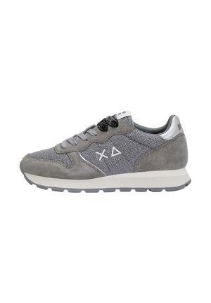 Baskets de sport grises avec panneaux en mesh et en suède, semelle blanche et logo brodé blanc en forme de X et de triangle sur le côté.
