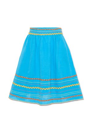 Niebieska spódnica do kolan z marszczonym paskiem w talii oraz dekoracyjnymi pomarańczowymi i żółtymi haftowanymi falistymi liniami wzdłuż brzegu i pasa.