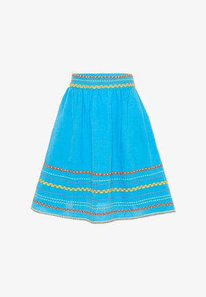 Blauwe knielange rok met geplooide taille en decoratieve oranje en gele geborduurde golvende lijnen nabij de zoom en tailleband.