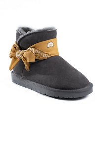 Stivale alla caviglia in suede grigio con suola in gomma nera, caratterizzato da un fazzoletto giallo annodato attorno alla caviglia, decorato con motivi bianchi.