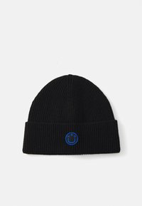 Zwarte geribbelde gebreide beanie met een omgeslagen rand en een blauwe ronde logo met de letters "H G O" en een smiley-gezichtje.