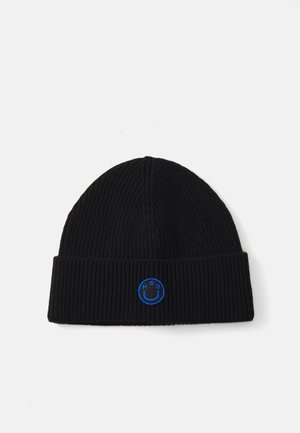 Zwarte geribbelde gebreide beanie met een omgeslagen rand en een blauwe ronde logo met de letters "H G O" en een smiley-gezichtje.