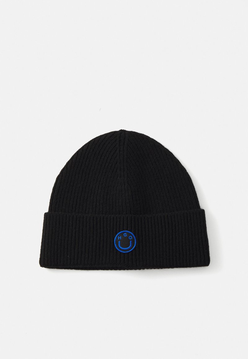 Zwarte geribbelde gebreide beanie met een omgeslagen rand en een blauwe ronde logo met de letters "H G O" en een smiley-gezichtje.