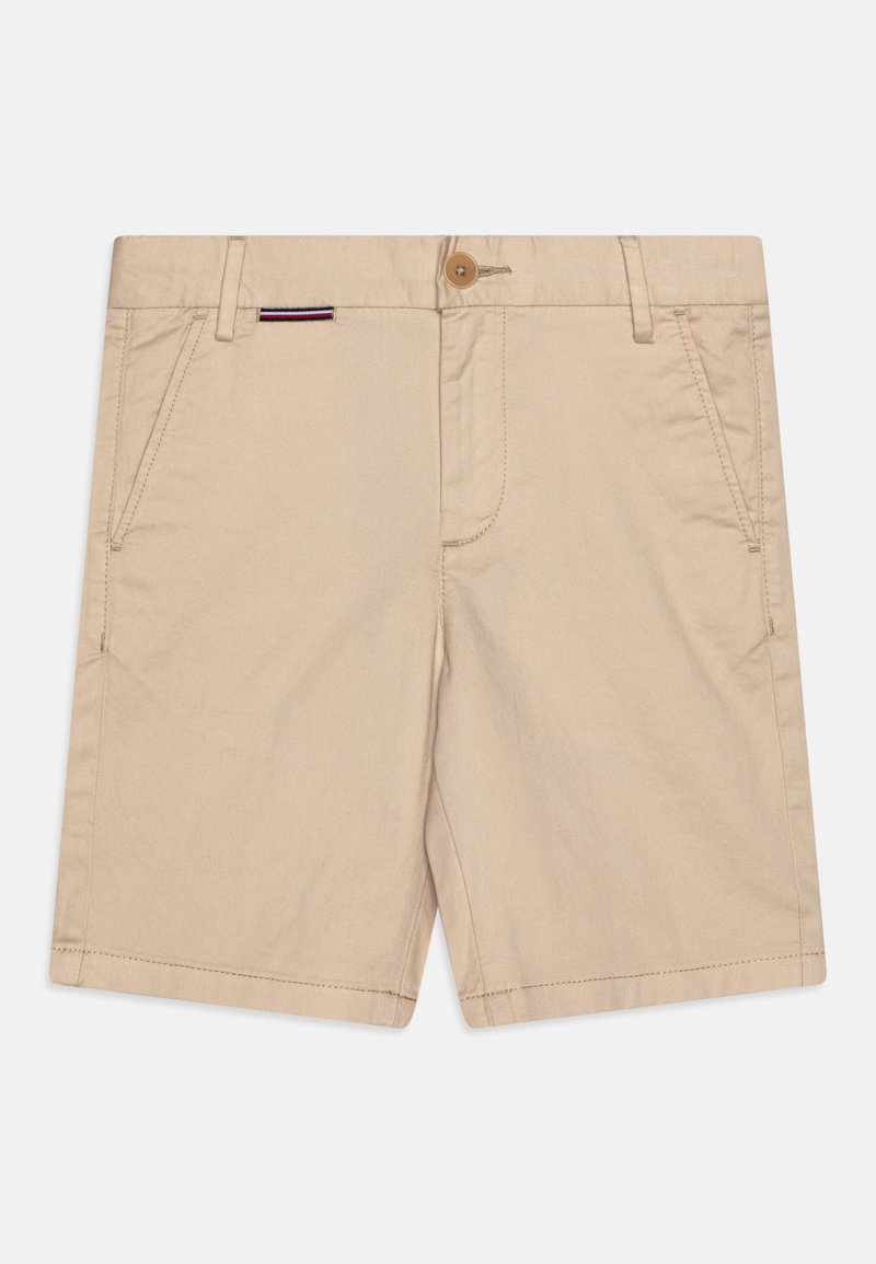 Pantaloni corti in cotone beige con chiusura a bottone, tasche frontali e un piccolo accento a righe multicolori vicino alla tasca. Tessuto liscio.