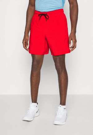 Rote Sportshorts mit elastischem Bund und schwarzem Kordelzug, ausgestattet mit Seitentaschen und glatter Stoffstruktur.