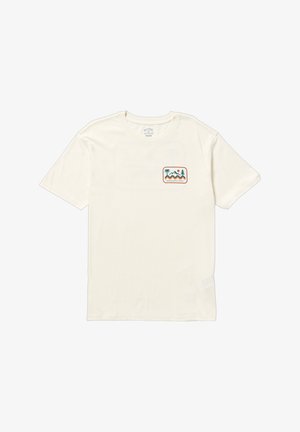 Krém színű pamut póló rövid ujjakkal. Bal mellrészen zöld és narancs színű hegyek és fák ábrája látható, téglalap alakban.