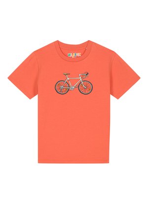 Korallenfarbenes Baumwoll-T-Shirt mit einem Fahrraddesign in Weiß und Grau mit orangefarbenen Akzenten. Kurze Ärmel und runder Ausschnitt.