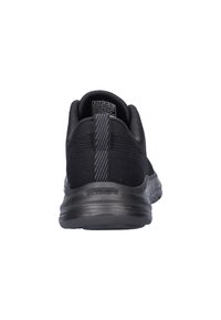 Zwarte sportschoen met een gestructureerde bovenkant, een ronde hak en een gladde rubberen zool. Bevat een grijze verticale streep en het "SKECHERS" logo op de hak.