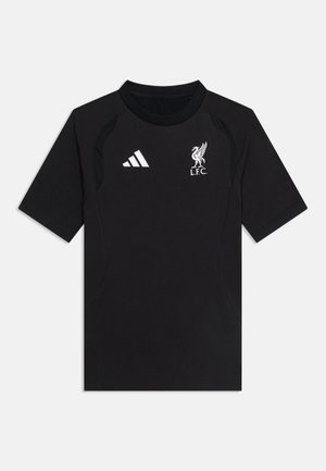 T-shirt de sport noir à manches courtes avec le blason de Liverpool FC et le logo Adidas blanc sur la poitrine, avec un col rond.
