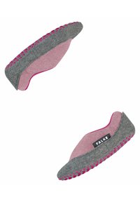 Szare filcowe kapcie z różowym, miękkim wyściółką i teksturowaną podeszwą z różowymi kropkami. Na górnej stronie widoczna metka marki "FALKE".