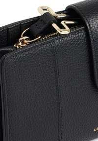 Borsa in pelle nera con finitura texturizzata, dotata di hardware dorato e chiusura con zip. La forma è rettangolare con un profilo slim.