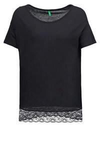 Svart kortärmad kvinnotopp med rund halsringning och spetsdetalj i nederkant.