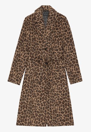 Manteau imprimé léopard avec des manches longues, une taille ceinturée, deux poches avant et un col, dans des nuances de marron et de noir sur un fond beige.