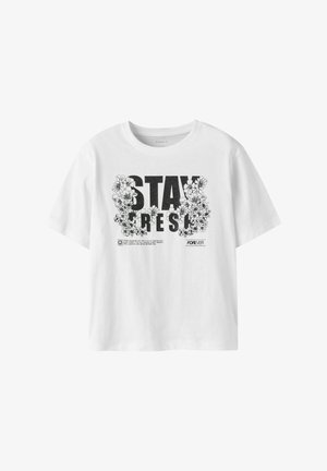 Biele tričko s krátkym rukávom s čiernym nápisom "STAY FRESH", obklopené ilustráciami kvetov a ďalšími malými vytlačenými slovami.
