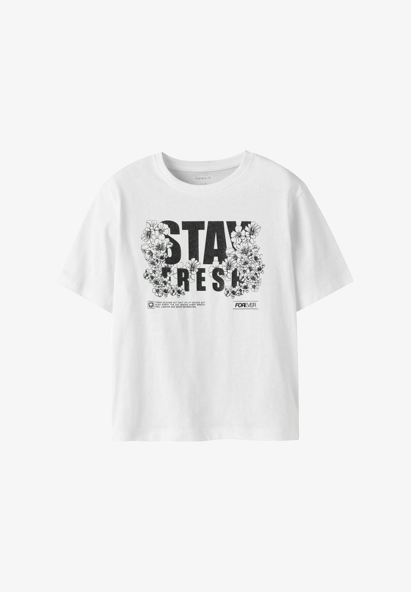 Λευκό κοντομάνικο T-shirt με μαύρο κείμενο «STAY FRESH», περιτριγυρισμένο από εικονογραφημένα λουλούδια και πρόσθετες μικρές τυπωμένες λέξεις.