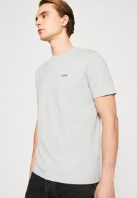 BOSS TEE - Basic póló - light/pastel grey