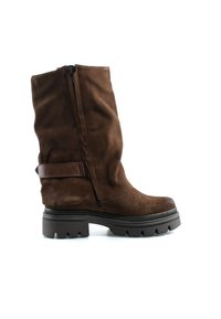 Botte mi-mollet en daim marron avec fermeture éclair sur le côté, détail de bride en cuir, semelle crantée noire épaisse et petit talon bloc sur fond blanc.