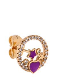 Kultasävytteinen korvakoru, jossa on pyöreä muotoilu violetein sydän- ja tähtikoristein, ympäröitynä kirkkailla strasseilla, kiinnitetty perhossoljella.