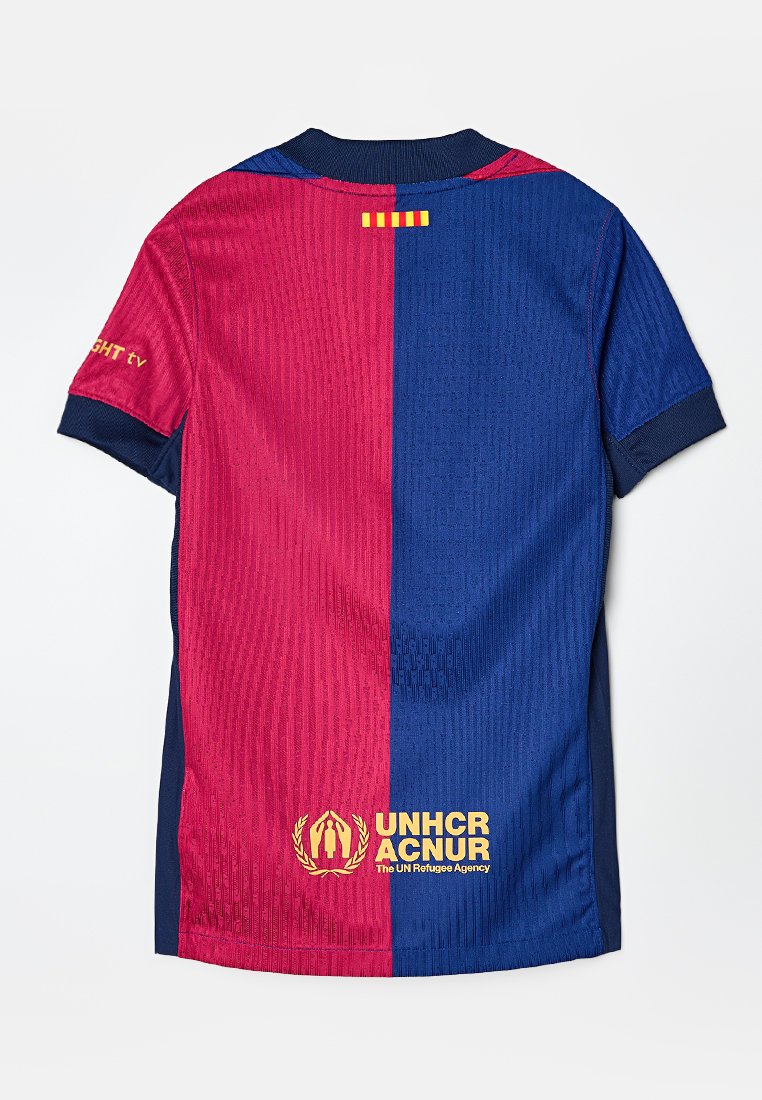 Czerwono-niebieska pasiasta koszulka piłkarska z krótkim rękawem, z logo "UNHCR ACNUR" w kolorze żółtym na dole i żebrowanym kołnierzykiem.