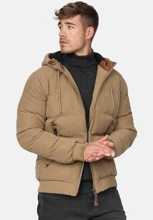 Khaki Daunenjacke mit Reißverschluss, Kordelzugkapuze, gerippten Bündchen und strukturiertem Innenfutter. Mit Seitentaschen und Lederakzenten.