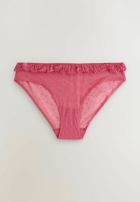 Rosa genomskinliga bikiniunderkläder för kvinnor med små hjärtan och volangkant längs midjan, liggande platt på en vit yta.