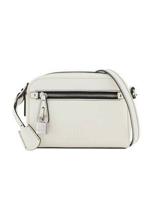 Piccola borsa a tracolla bianca realizzata in materiale liscio. Presenta una chiusura superiore con zip, una tracolla regolabile e finiture nere con dettagli del logo.