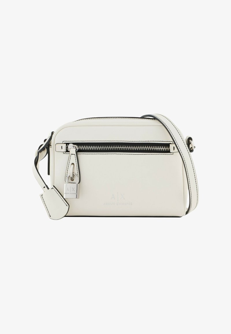 Piccola borsa a tracolla bianca realizzata in materiale liscio. Presenta una chiusura superiore con zip, una tracolla regolabile e finiture nere con dettagli del logo.