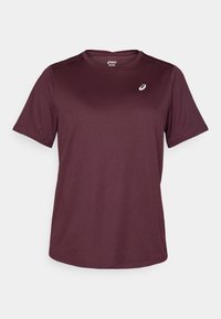 Bordeaux färgad t-shirt med korta ärmar från ASICS, med rund halsringning och en liten vit ASICS-logotyp på vänster bröst.