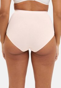 Culottes en coton rose clair taille haute, avec une texture lisse, une ceinture élastique et un ourlet inférieur cousu pour une finition nette.