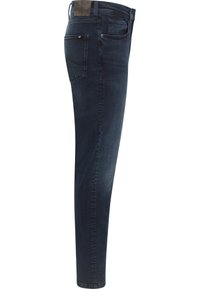 Jeans de denim oscuros de corte slim, con una textura suave, cinco bolsillos y un parche de cuero en la cintura, con detalles de costura sutiles.