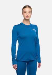 Blaues langärmliges Sportoberteil aus leichtem Material. Verfügt über einen runden Ausschnitt, eine figurschmeichelnde Passform und ein kleines weißes Logo auf der Brust.
