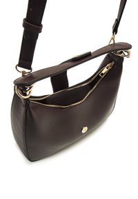 Braune Lederschultertasche mit glatter Textur, goldfarbenen Beschlägen, Reißverschluss oben und einem schlanken, geschwungenen Design. Verfügt über einen verstellbaren Tragegurt.