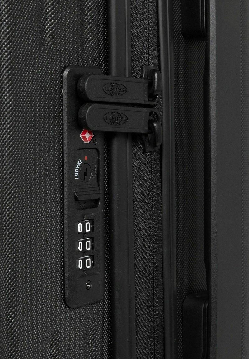 Schwarze Hartschalenreisetasche mit strukturiertem Äußeren, doppelten Reißverschlüssen, einem Zahlenschloss und einem TSA-zugelassenen Design für Sicherheit.