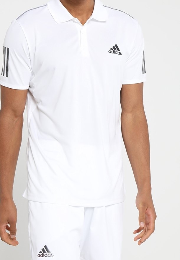 Bílá polokošile vyrobená z lehkého materiálu, opatřená špičatým límcem, třemi černými pruhy na rukávech a logem Adidas na levé straně hrudi.