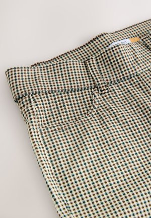Pantalones de tela a cuadros con un patrón en crema, marrón y verde azulado. Detalles incluyen una cinturilla plegada y un único bolsillo frontal.