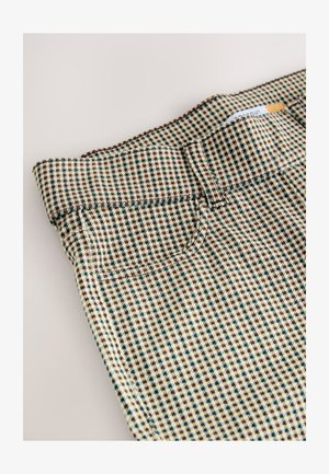 Pantalones de tela a cuadros con un patrón en crema, marrón y verde azulado. Detalles incluyen una cinturilla plegada y un único bolsillo frontal.