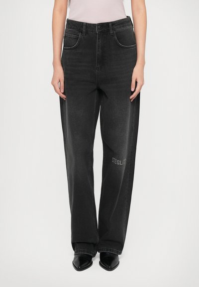 Jean noir à coupe large avec taille haute, dotés de poches avant et d'un détail brodé "STEGGLIT" sur la cuisse gauche. Fabriqué en tissu en denim.