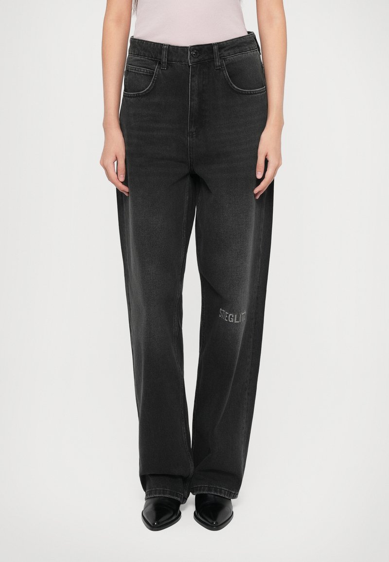Fekete, széles lábú farmernadrág magas derékkal, elülső zsebekkel és a bal combján „STEGGLIT” hímzett részlettel. Denim anyagból készült.