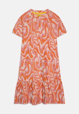 Kortærmet kjole i struktureret stof med et bølget orange og pink mønster, flagrende kant og rund udskæring.