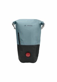 Zaino VAUDE impermeabile con una parte superiore di colore azzurro chiaro e una parte inferiore nera. Caratterizzato da una chiusura roll-top e un bottone di accento rosso.