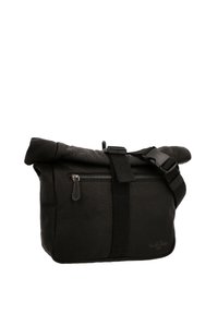Svart lädercrossbodyväska med en rulltoppsdesign, justerbar axelrem, framfickor med dragkedja och texturerade ytor.