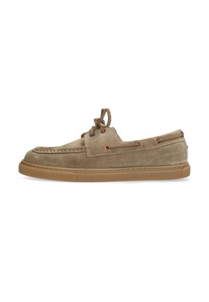 Beige suède casual bootschoen met veter aan de voorkant en rubberen zool, zijaanzicht op witte achtergrond.