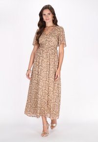 Beige maxi-jurk met paarse en groene accenten. Korte flapmouwen en een getailleerde taille. Gekocht met metallic hoge haksandalen.